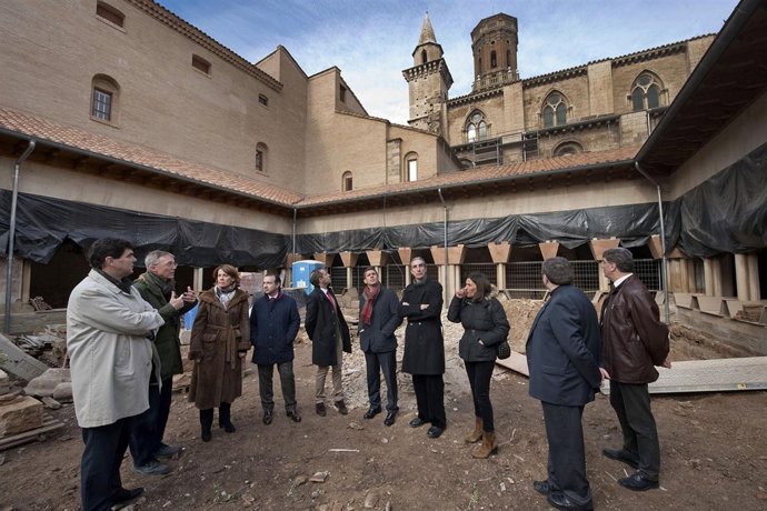 Las autoridades en el claustro de la catedral de Tudela. 