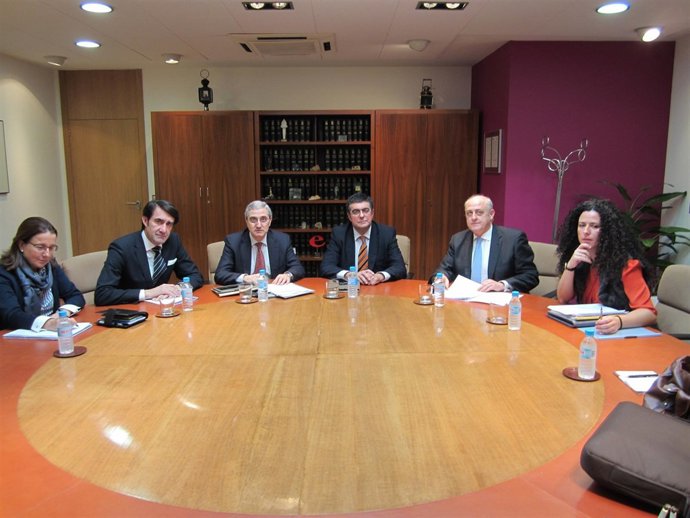 Imagen de la reunión mantenida entre representantes de Renfe y el subdelegado.