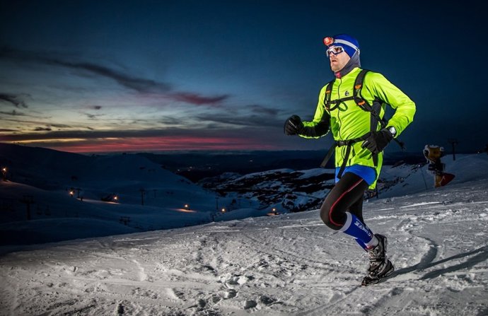 Corredor a pie en Sierra Nevada