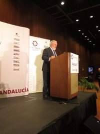 Cañete ve "disparatada" la pérdida que la Junta prevé en la PAC para Andalucía, que recibirá ayudas acopladas similares