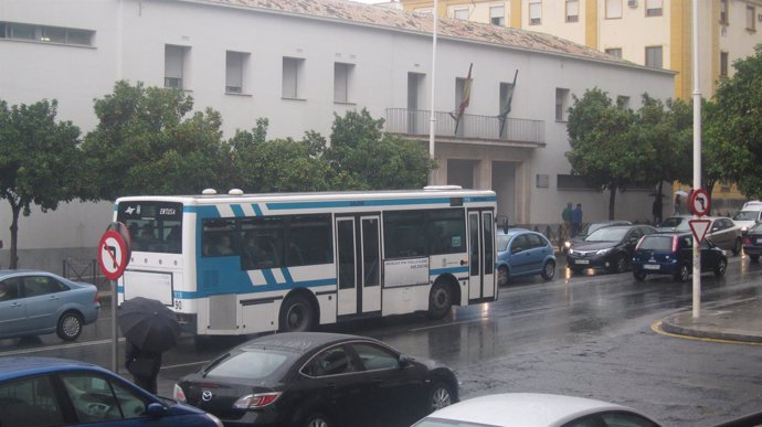 Un autobús de Emtusa por las calles de Huelva. 