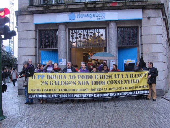 Protesta de la plataforma de afectados por las preferentes de Santiago
