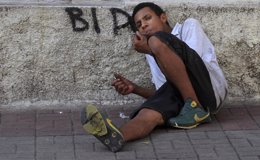 Una persona fumando crack en Cracolandia, Sao Paulo