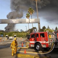 Un fuerte incendio amenaza la ciudad de Los Angeles