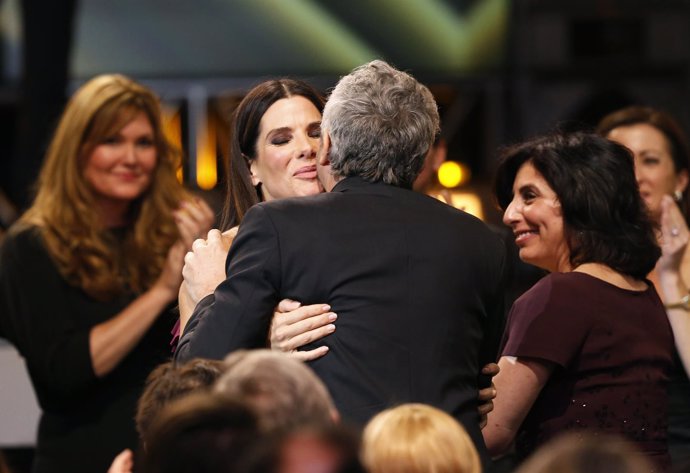 Alfonso Cuaron abraza a Sandra Bullock en los Critics' Choic