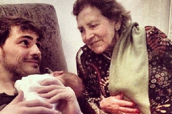Iker Casillas con su abuela y Martín