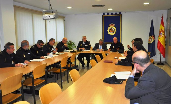 Reunión del subdelegado de Almería, Andrés García Lorca, en la Comisaría