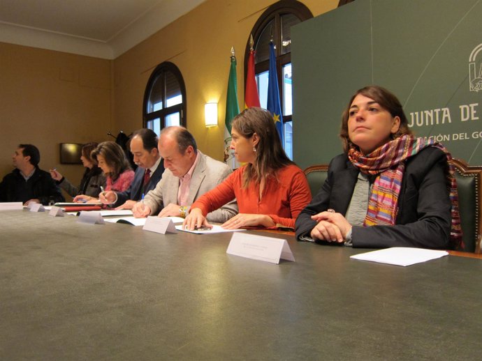Cortés (dcha.) con los alcaldes firmantes