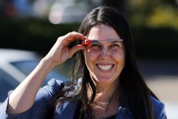 Cecilia Abadie usando las gafas de Google