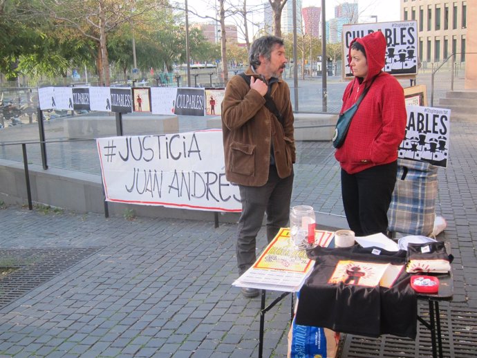 Protesta de vecinos de Juan Andrés Benítez, muerto tras detenerle los Mossos