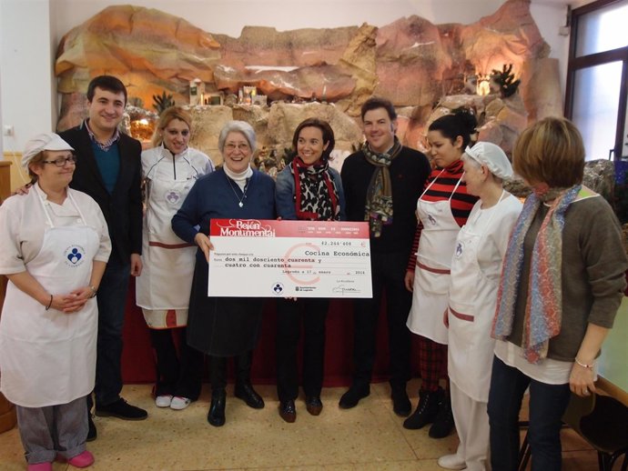 Cocina Económica recibe de Gamarra cheque por el Belén    