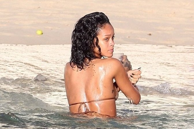 Al más puro estilo Elsa Pataky: Rihanna pillada en topless en plena sesión 