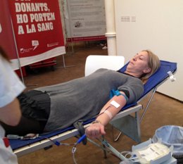 La consellera N.Munté donando sangre