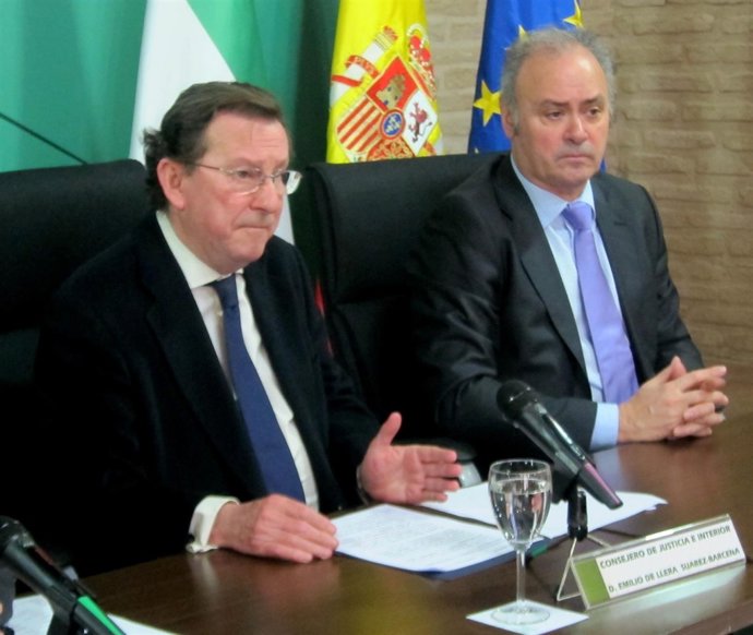 El consejero andaluz de Justicia e Interior, Emilio de Llera, a la izquierda