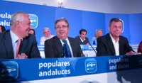 Zoido, ante la Junta Directiva del PP-A: "¿A quién podríamos poner más serio y responsable que a José Luis Sanz?"