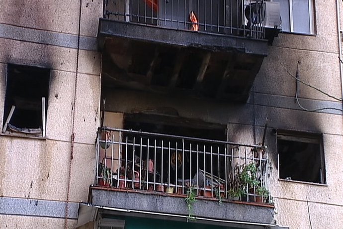 Mueren dos personas en un incendio en Sant Adrià