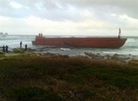 El mal tiempo impide retirar el gasóleo de la gabarra embarrancada en Camariñas (A Coruña)