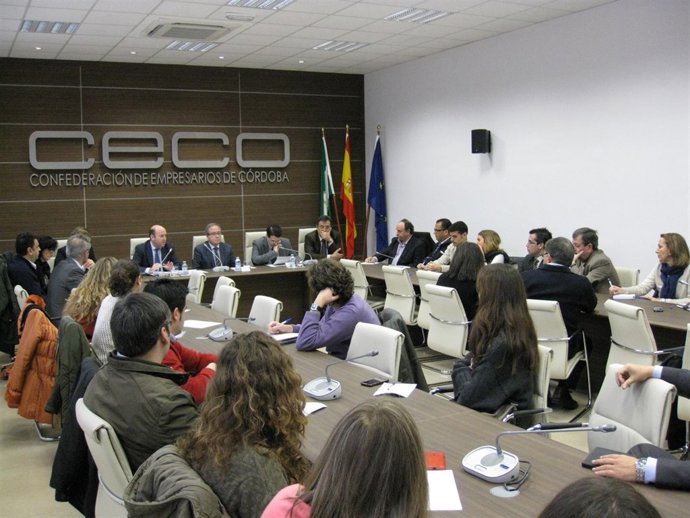 Navas, Díaz y Bellido (al fondo) en el encuentro con con empresarios