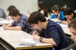 Varios estudiantes, durante la prueba celebrada en la UPNA.