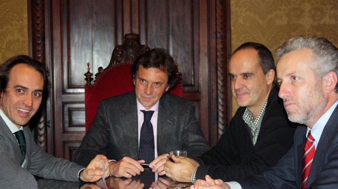 El alcalde de Palma, Mateo Isern, en una firma