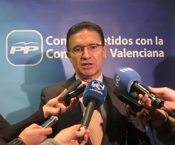 Castellano atendiendo a los periodistas