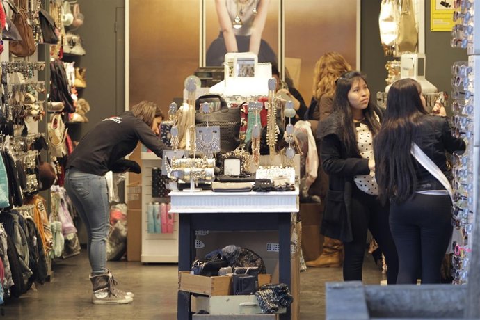 Gente de compras en Madrid -bolsas - zapatería - ropa - complementos