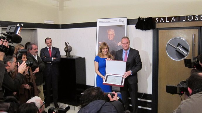 El presidente de la Generalitat y la viuda del actor en la inauguración