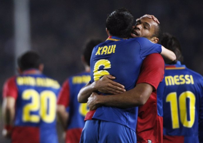 Xavi Hernández y Thiery Henry celebran un gol en Champions