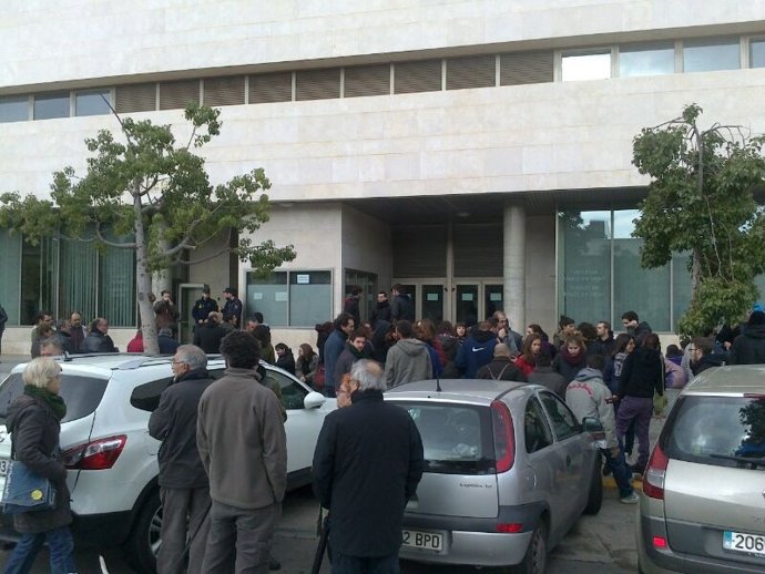 Concentración ante el juzgado de gaurdia en apoyo a los detenidos
