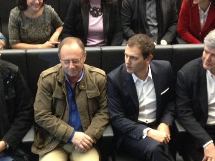 Rivera junto al padre de Marta del Castillo este sábado en Fibes
