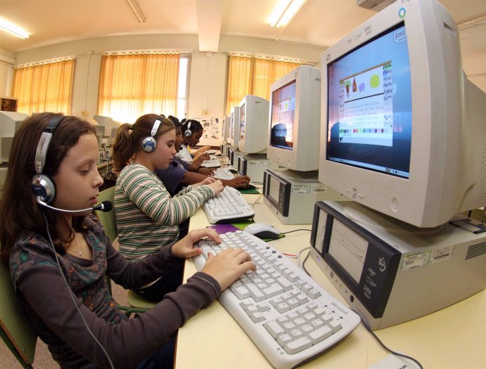 Alumnos usando ordenadores