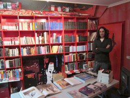 La librería Little Dream y su gerente, Ciro García