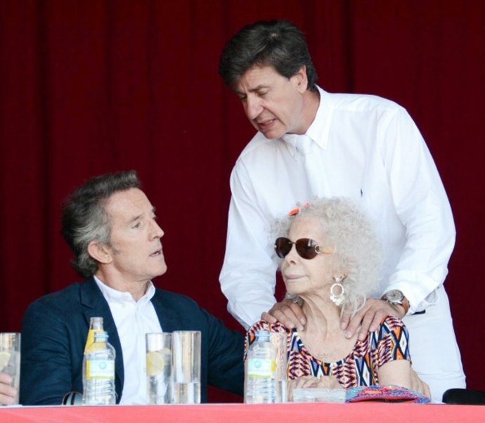 SALAMANCA, SPAIN - SEPTEMBER 14:  Dukes Of Alba Cayetana Fitz-James Stuart (R), 