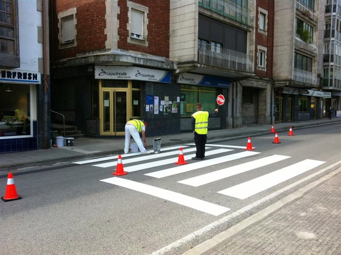 Trabajos de señalización horizontal en Valle de Mena.