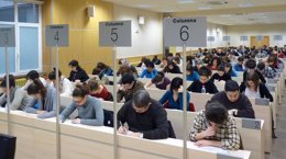 Estudiantes de la UNED de Pamplona en un examen