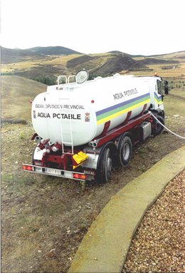 Camión cisterna utilizado para el abastecimiento de agua.