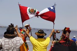 Chamanes unen las banderas peruana y chilena