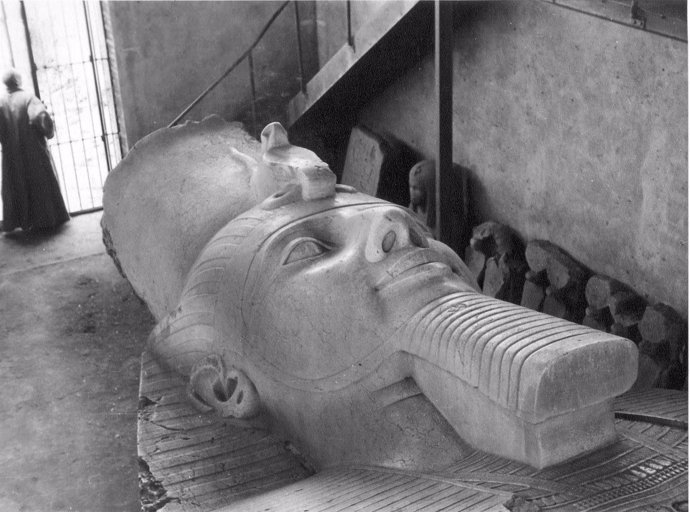 Coloso del faraón Ramsés II en el Museo de Menfis. Colección 'Egipto 1930'