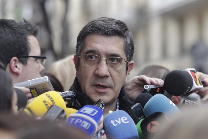 Patxi López se dirige a los medios en el Comité Federal del PSOE