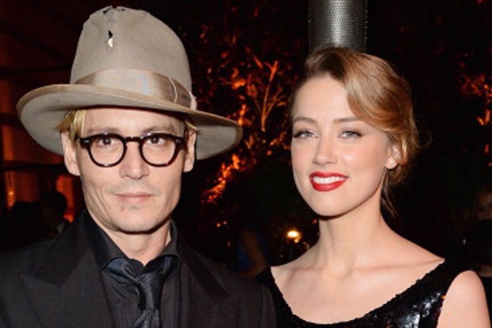 LOS ANGELES, CA - JANUARY 11:  Actors Amber Heard (R) and Johnny Depp attends Th