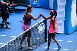 Victoria Azarenka saluda a Sloane Stephens