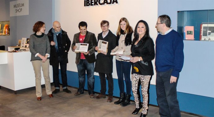 Acto de entrega de los premios a los jóvenes ilustradores. 
