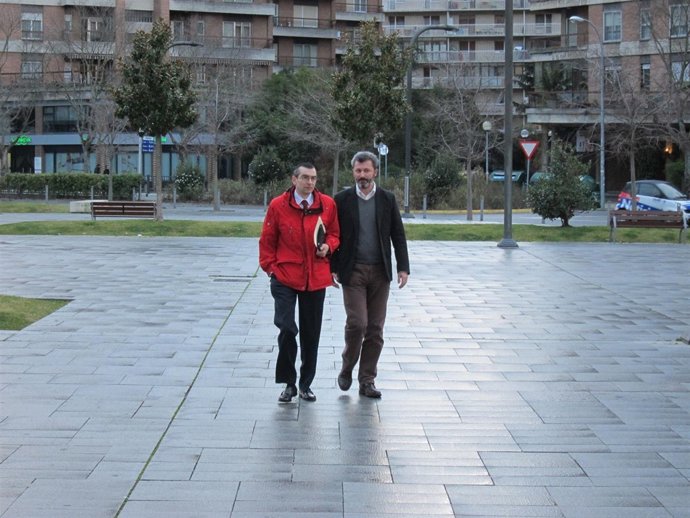Santiago Cervera con su abogado llegando al Palacio de Justicia de Pamplona.