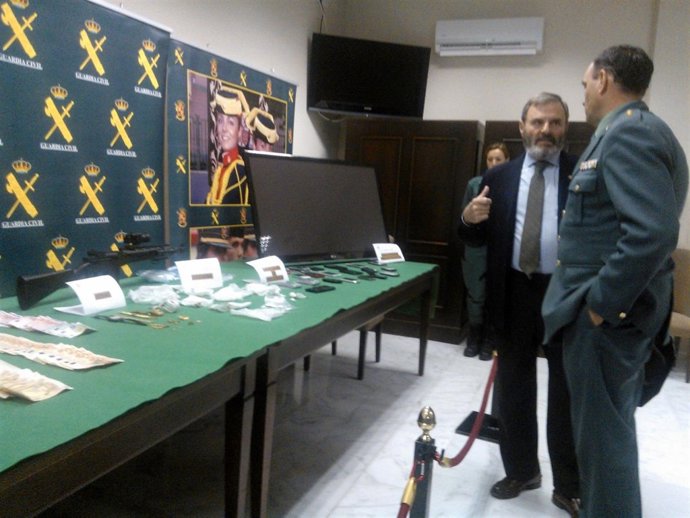 Lillo y Almiñana charlan ante la droga y efectos incautados en la operación Luna