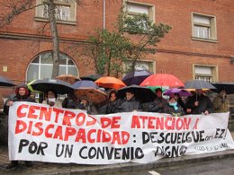 Empleados de centros de atención a personas con discapacidad.