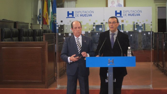 El presidente de la Diputación de Huelva, Ignacio Caraballo, junto a Barranco.