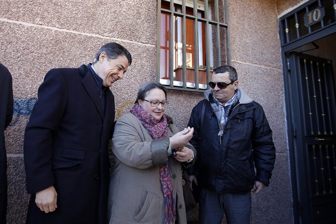 Charo recibe una vivienda de protección de la Comunidad