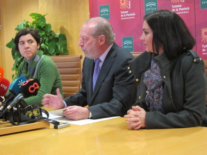 El presidente de la Diputación de Sevilla,  en rueda de prensa
