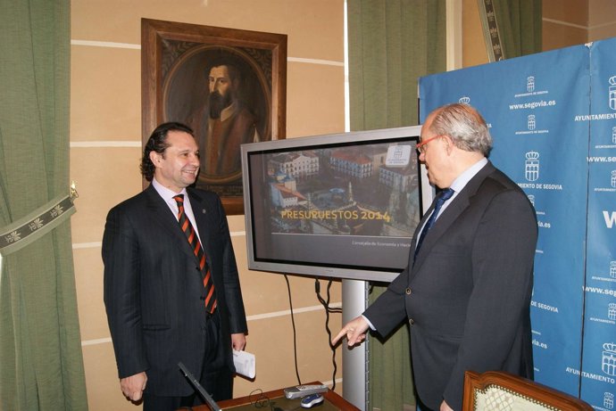 Arahuetes (i) y Reguera presentan el presupuesto