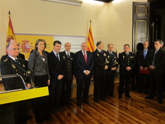 El ministro J.Fernández junto a I.Cosidó en la toma de posesión de 5 comisarios